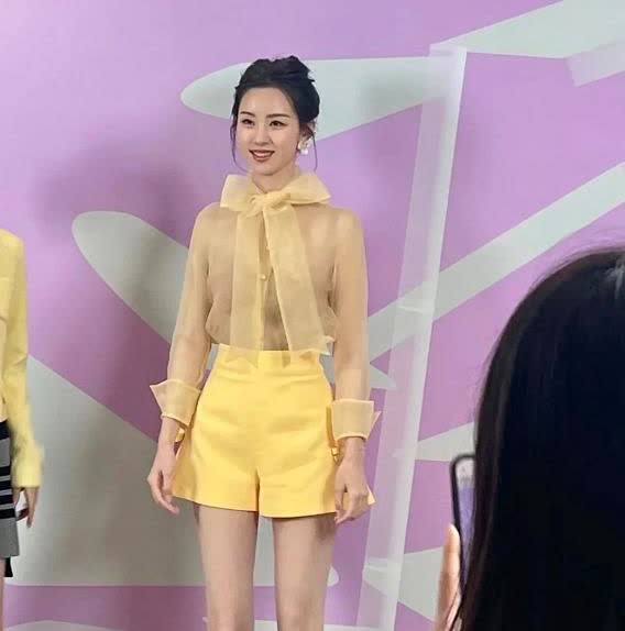 这就是传说中的衣架子嘛？陈都灵本人真的好瘦。