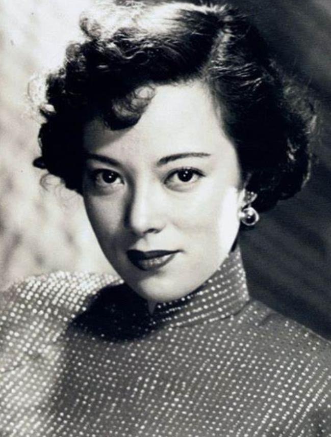 1945年，女汉奸李香兰将被执行枪决，谁料，临刑前她突然解开胸口扣子，从胸前掏出