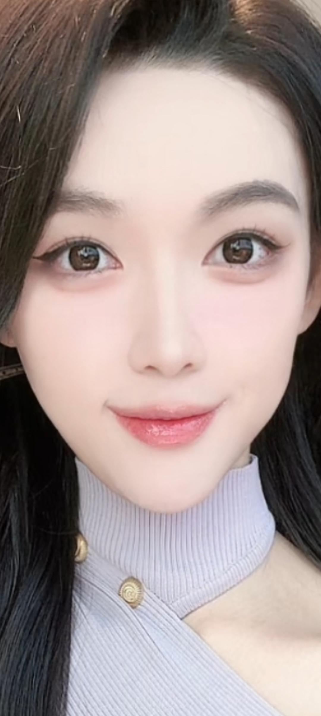 这位小姐姐微笑得很温柔。