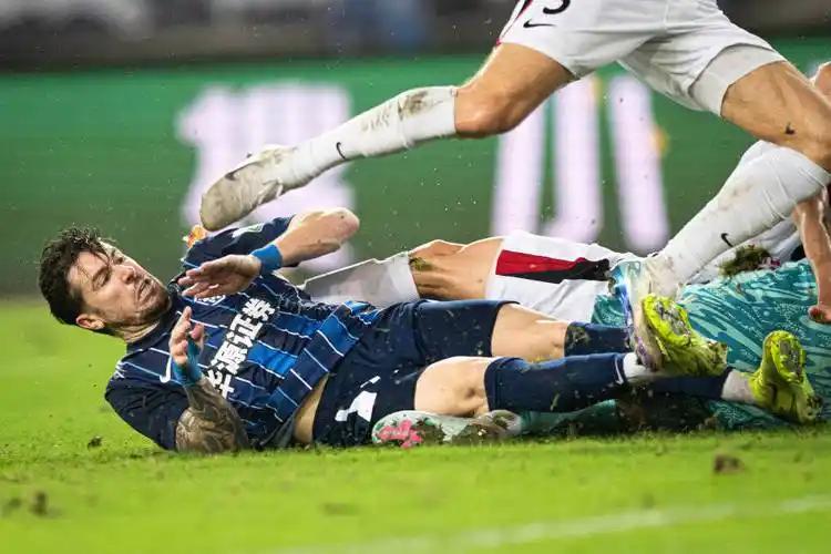 武汉三镇传来好消息！据长江日报记者马万勇透露，球队队医理想计划让中场核心古斯塔沃