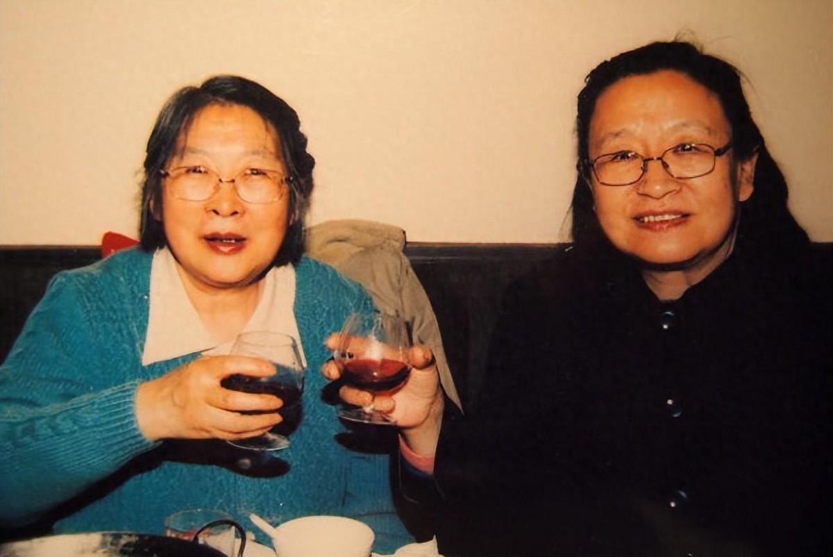 1981年辽宁一位老人离世，李敏和李讷亲自送花圈，他究竟有怎样特别的身份？19