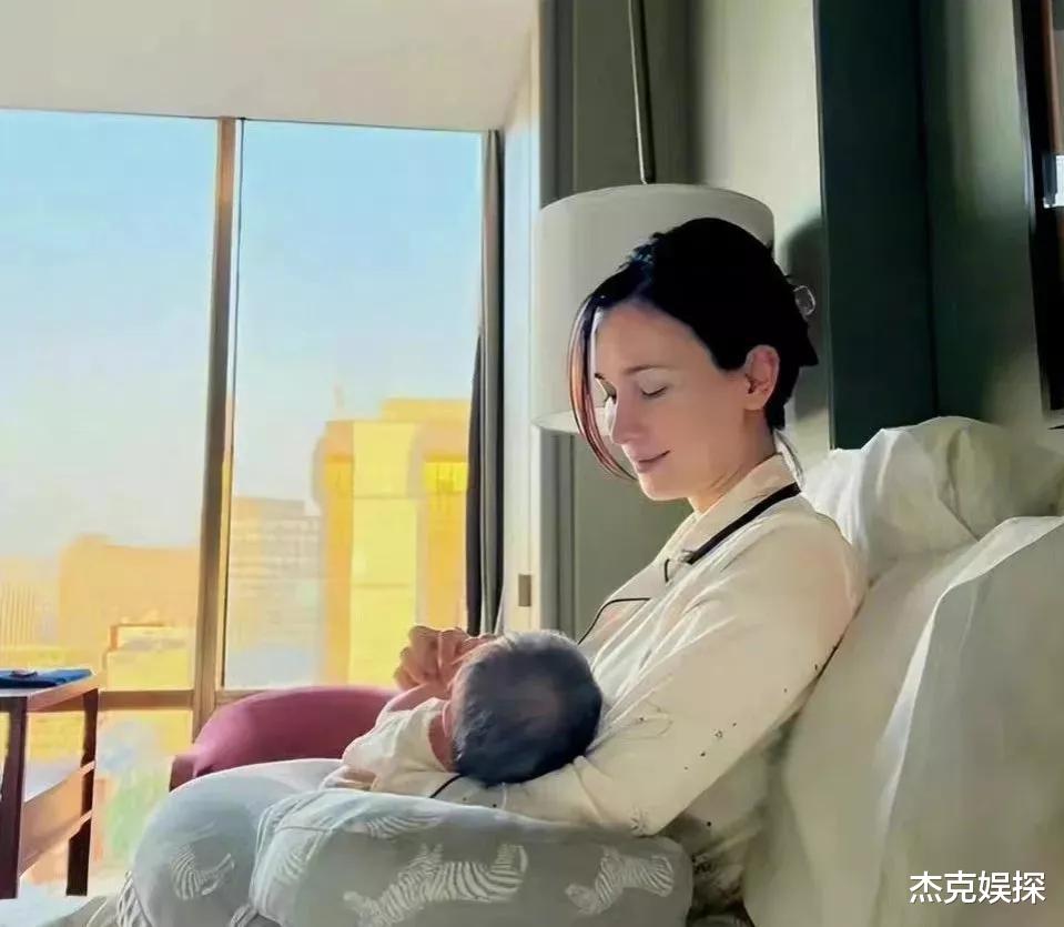 <em>卢靖姗</em>带5个月女儿出行,独自推着婴儿车,不见老公韩庚的身影