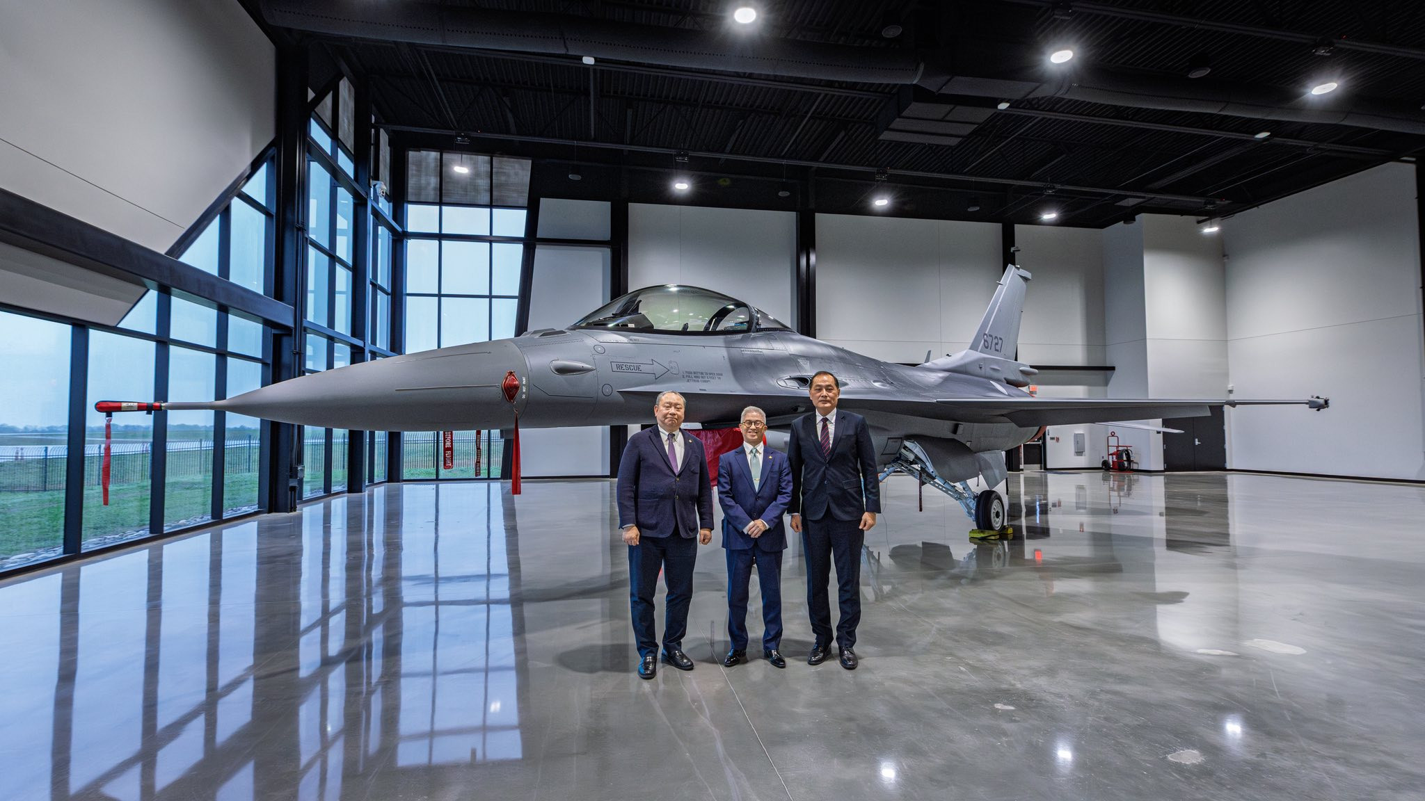 台湾地区伪国防部官员赴美验收F-16V，并查看生产进度。这架可以在军博留个位置。