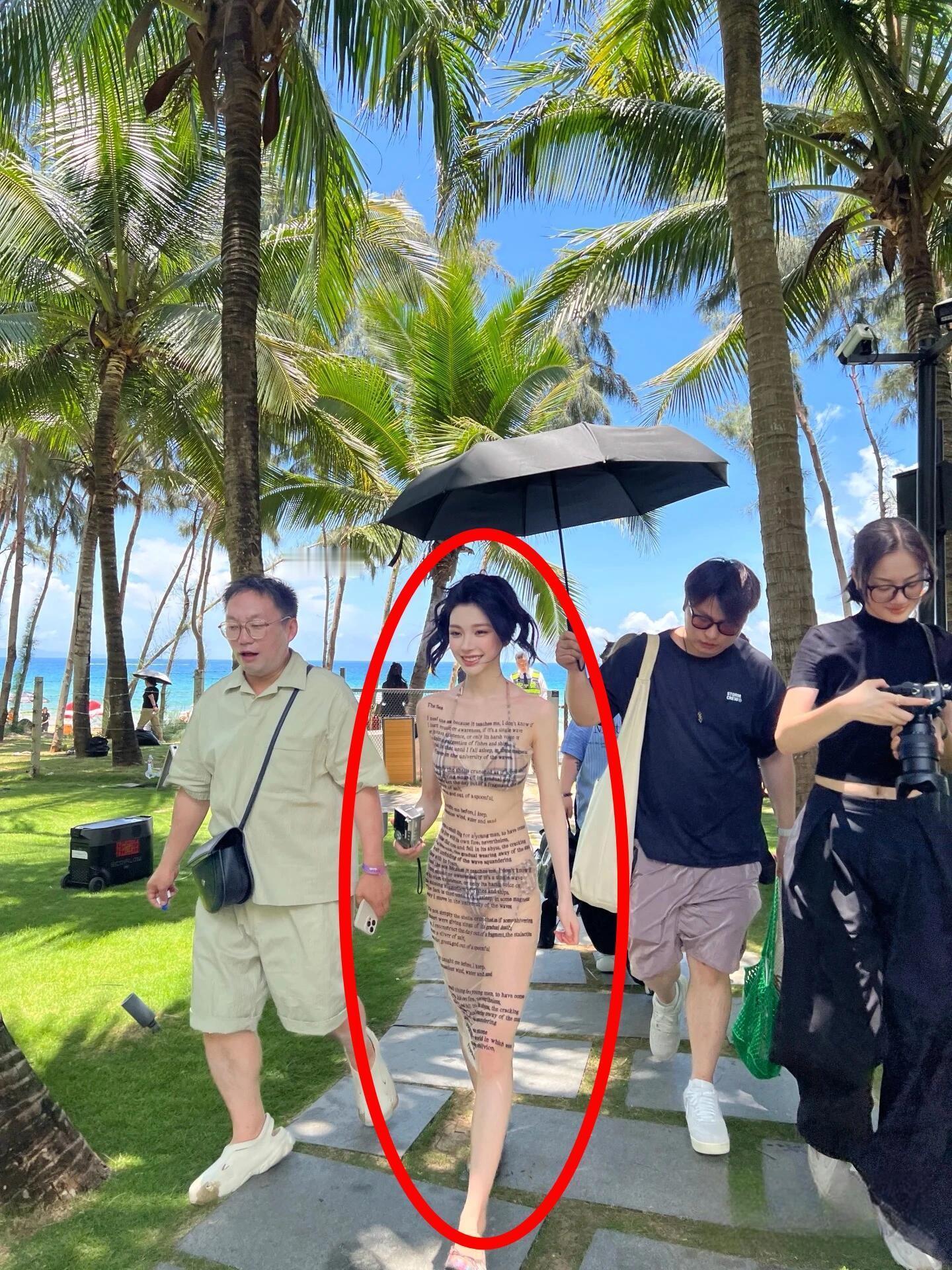 不是？易梦玲穿成这样真的没人说吗？！​​​