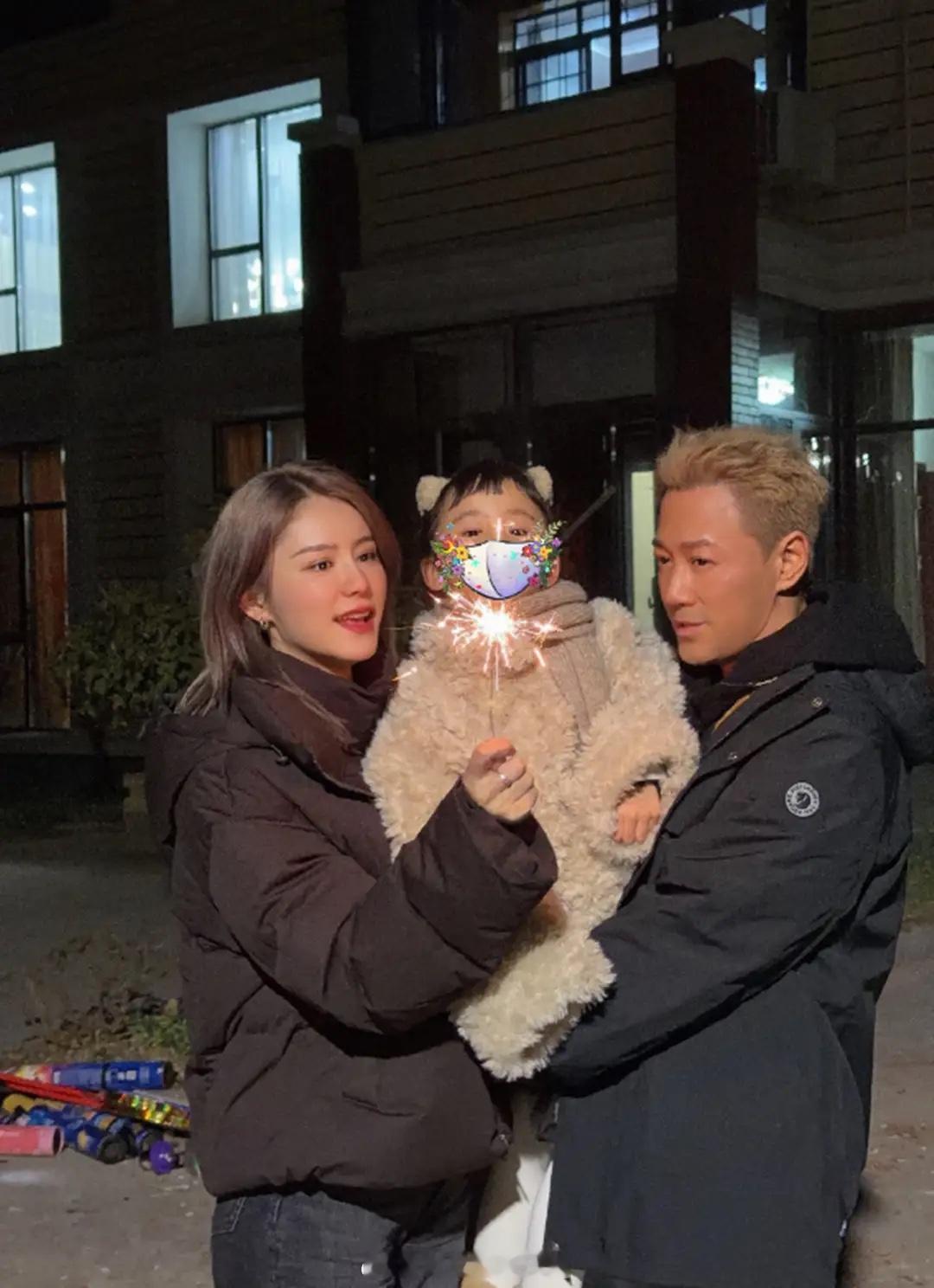 林峯随张馨月回娘家过年，一家放烟花，女儿新年衣服大得她都能穿！