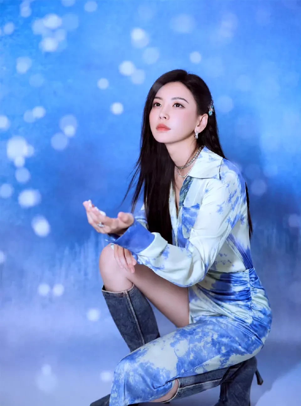 于文文，好好的裙子非得露一条腿