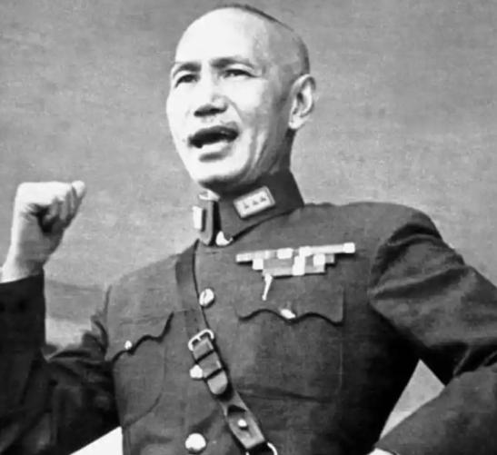 1936年夏天，蒋介石的外甥俞洛民在电梯里不小心踩了警察局长陆连奎小老婆的脚，结