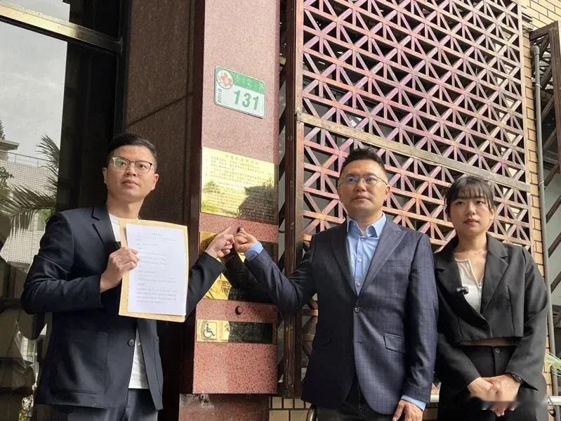 公车私用！被抓到了台湾监察部门秘书长李俊俋摊上大事了因为他被媒体拍到利用