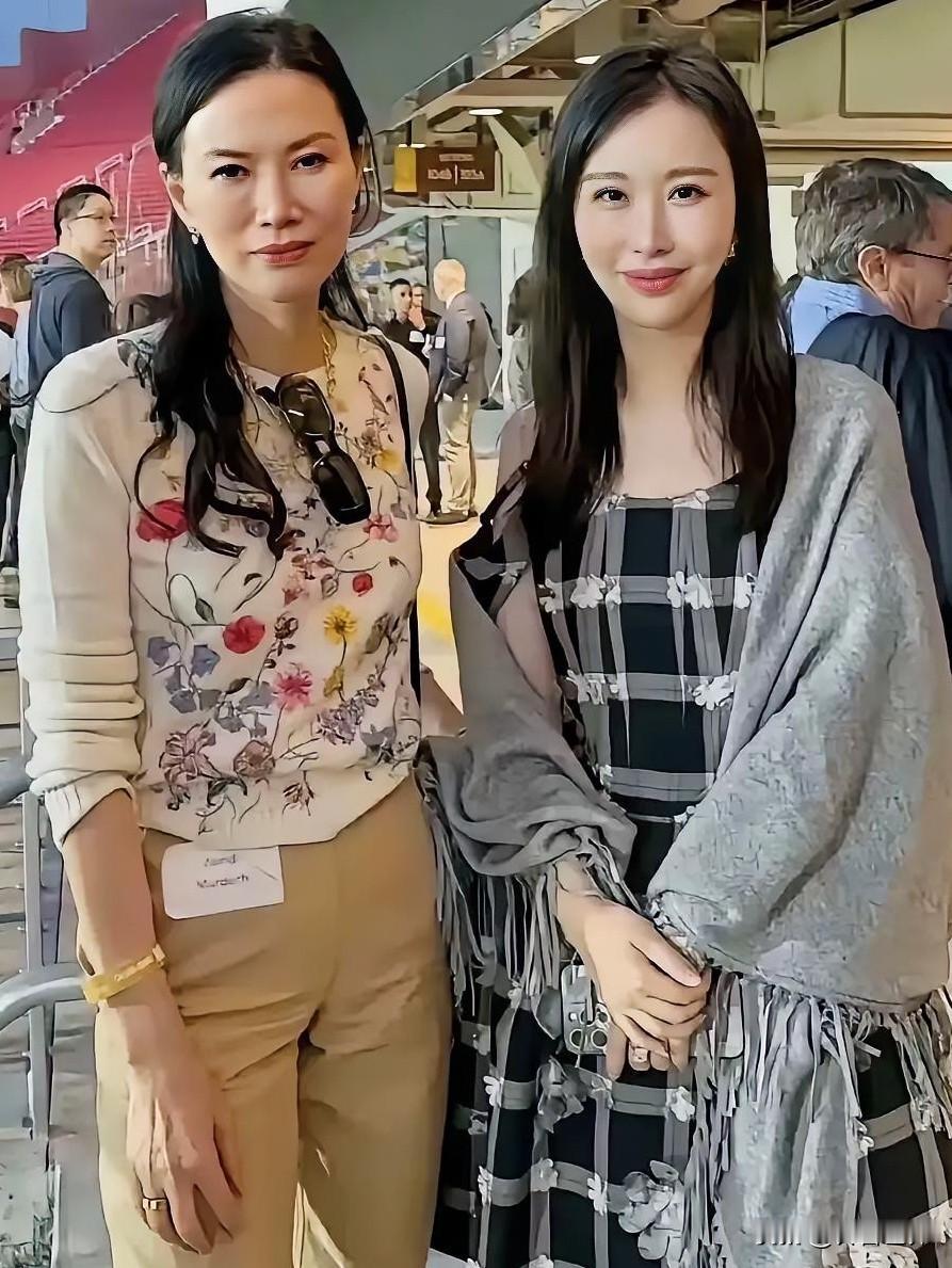 俩美女的神情，一个人疲惫，一个饱满，一个像是为了配合，一个像是得到满足。感觉有落