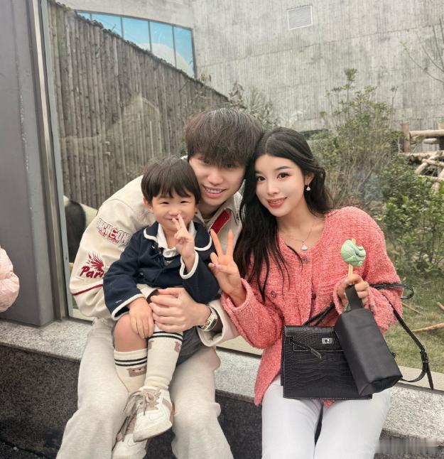 最近Doinb说自己想买点DOTA饰品，老婆给了五万预算，然后Doinb说自己给