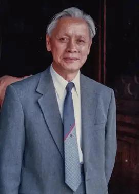 1959年，他趁着妻子出差，偷偷把一管液体灌入刚满一岁的儿子嘴里。看着儿子天真的
