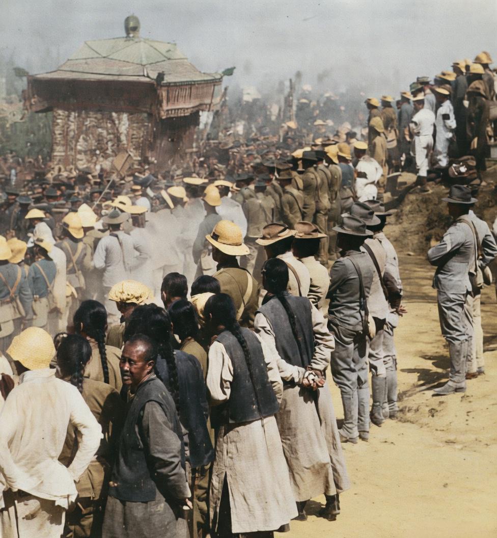 1909年3月，光绪皇帝的梓宫（灵柩）从北京运往清西陵的送葬大典现场，这是一场大