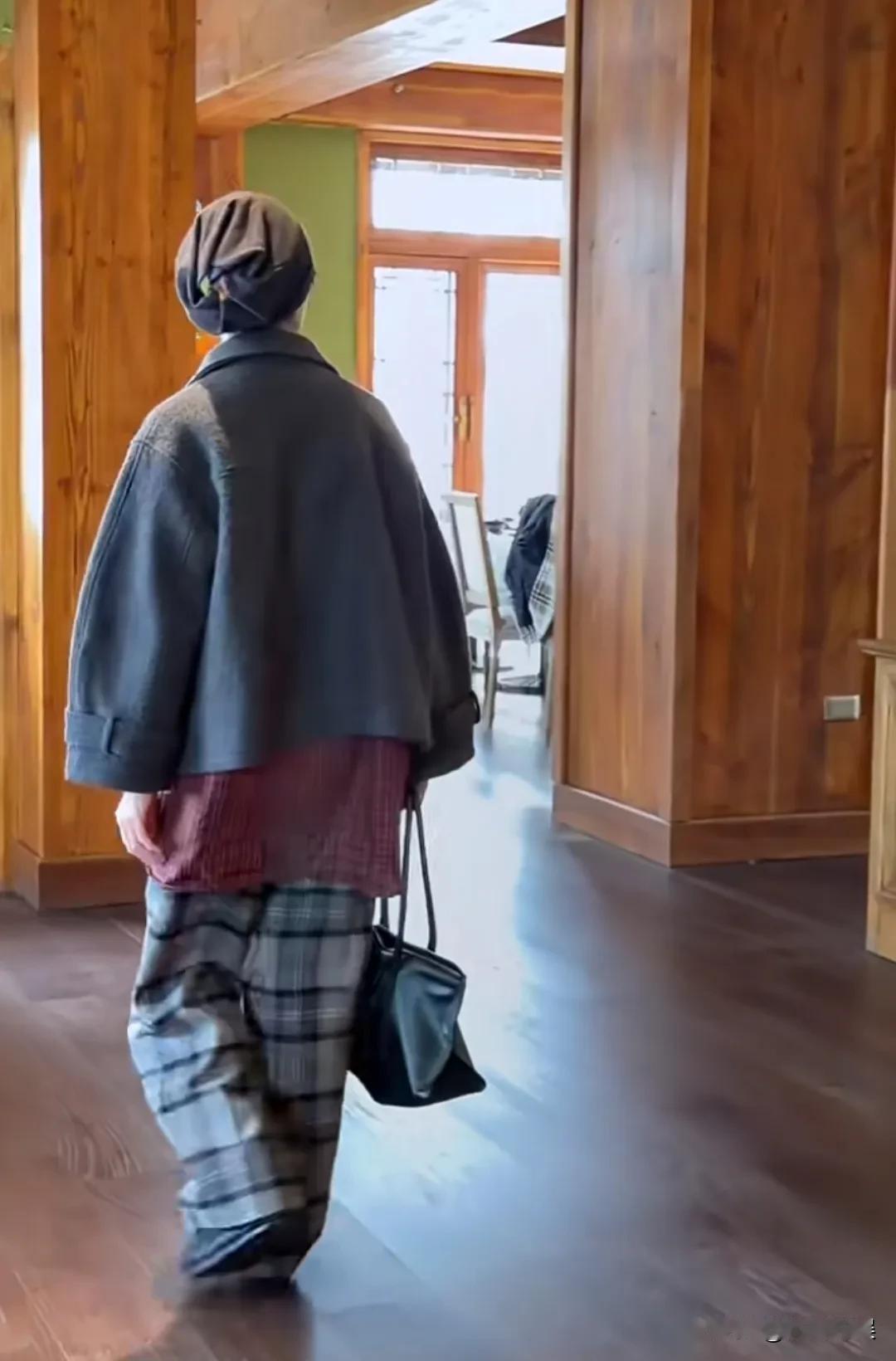 女神叶童现身丽江探店吃美食。62岁的她，头上包着头巾，穿着一件灰色的宽松短装，