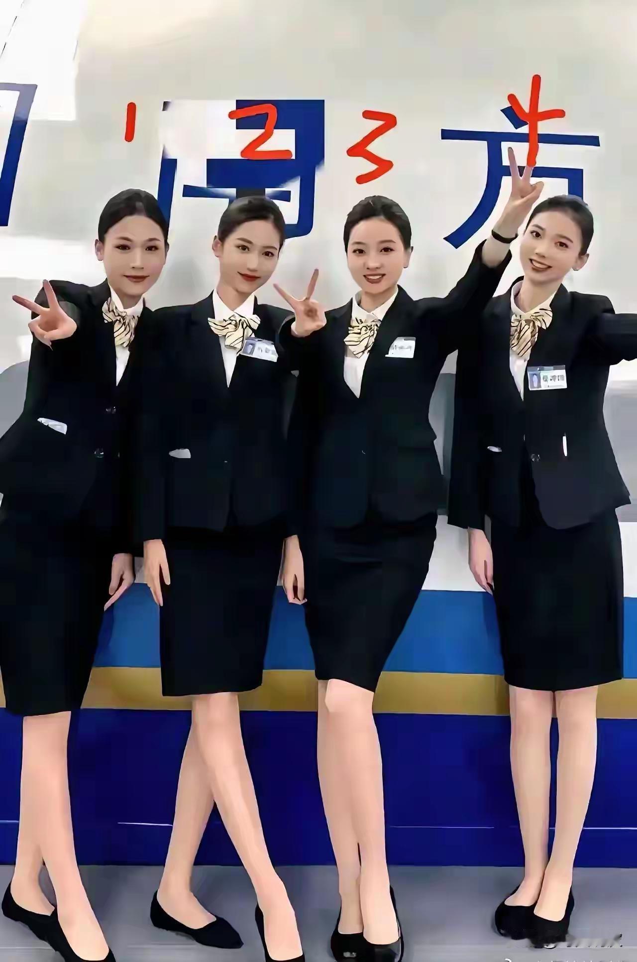 四个美女就是任选其中一个，兼任公司总监都能完全胜任不成问题的！颜值又高，形象莫