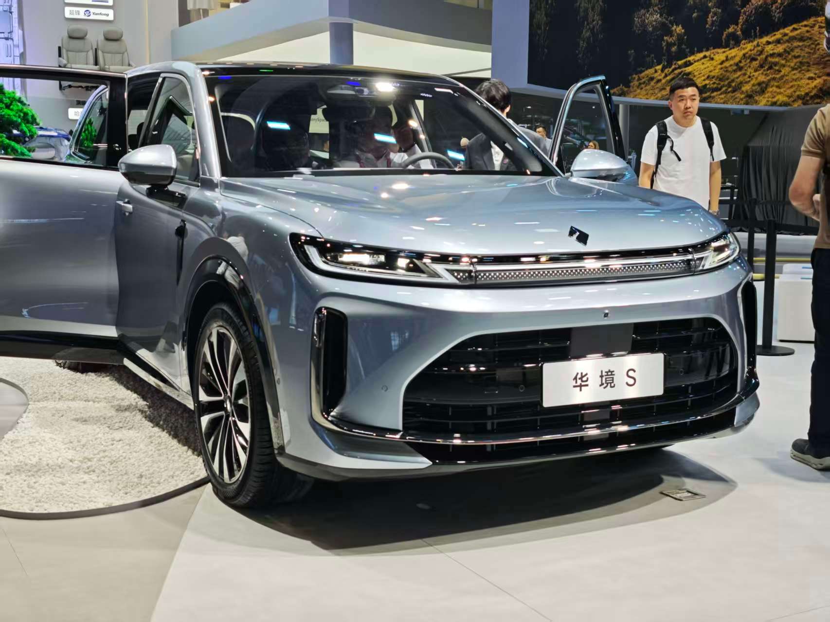 上汽通用五菱与华为乾崑打造的科技旗舰大六座——华境S已经在北京车展上亮相。华境S