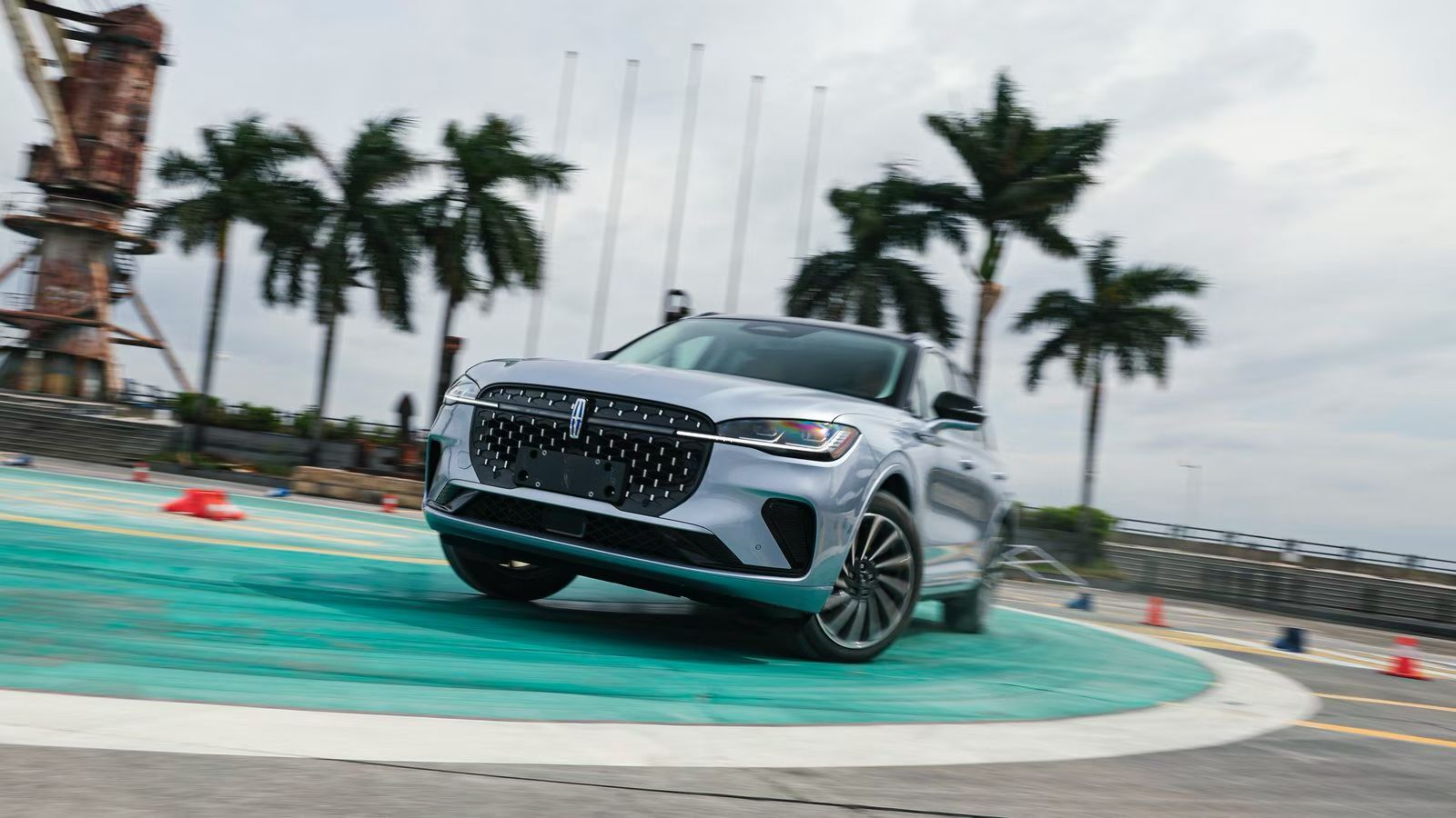 试驾会上有个金卡纳圈速挑战，第一名有个小奖品，我跑完代理说：你暂时是最快的，回头