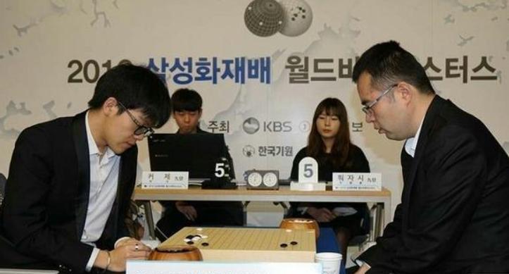 柯洁是围棋史上最具争议的棋手，创下多项纪录：1.三星杯利用对手失误夺冠并