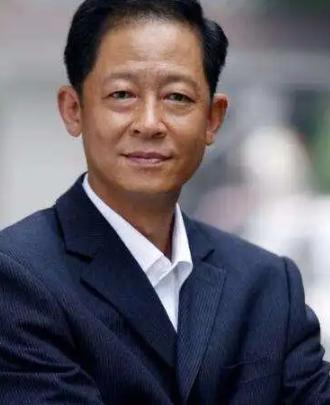1996年，王志文带母亲去豪华餐厅吃饭，点菜时，母亲问服务员：“大闸蟹多少钱一只