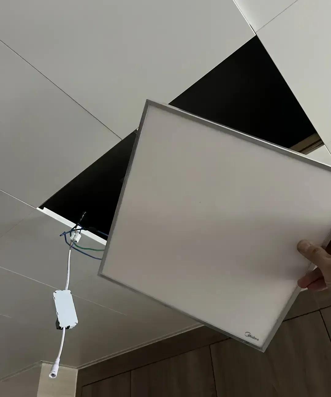 同事家厨房灯不亮，师傅上门四十分钟，换根电源线再顺手把热水器管缝堵了，收七十。