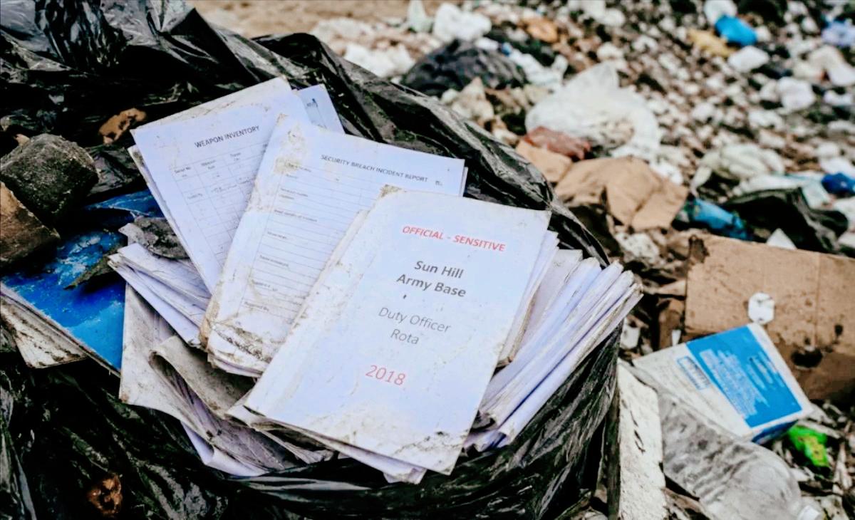 英军没有碎纸机吗？军事机密文件被随意丢弃，路人意外地在英国一个军事基地附近的垃圾