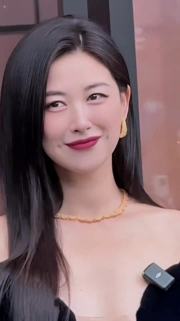 朱珠侧颜杀太绝！眼神拉丝，这谁顶得住呀[赞][赞