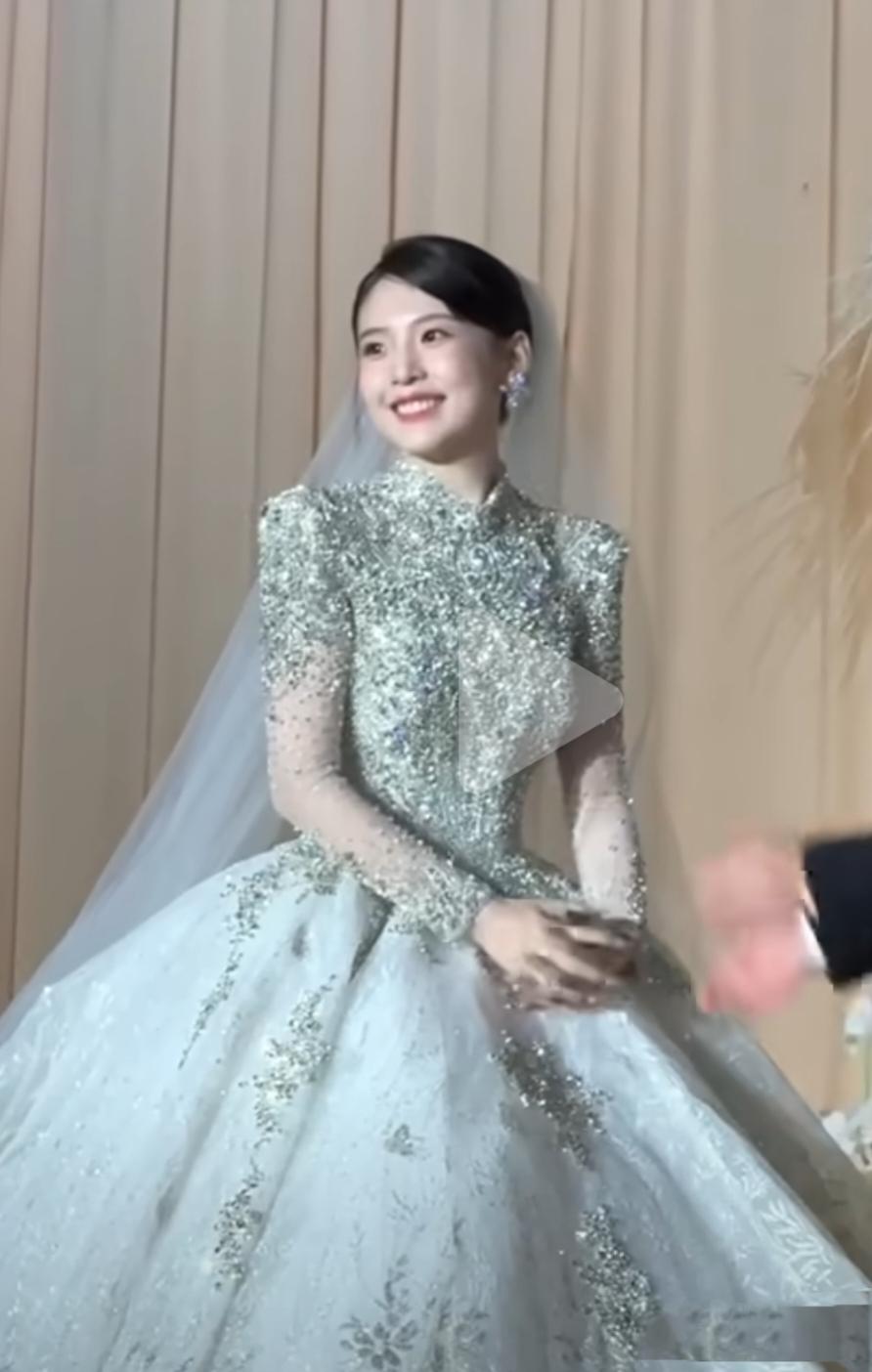 章若楠三妹同日完婚，爱满人间共赴新程近日，演艺圈甜妹章若楠家中喜事连连，她的