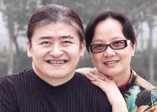 那年，刘欢和湖南电视台主持人卢璐相识，刘欢向她求婚，没想到卢璐还答应了，去登记时