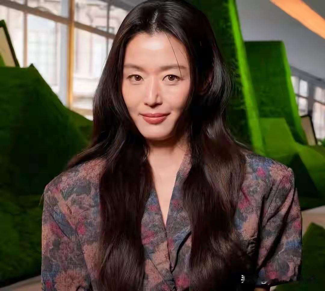 全智贤红毯照像冷宫里疯掉的妃子，果然是红气如养花，不红就会枯萎。全智贤近日出