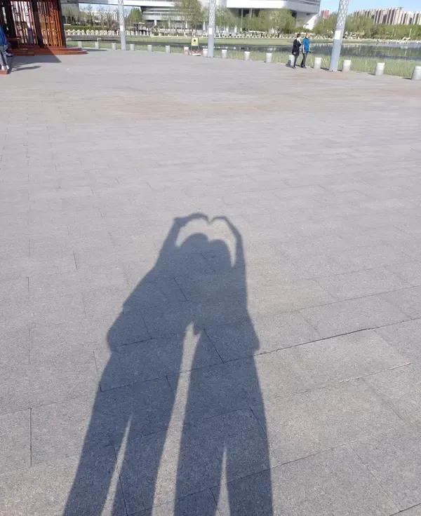 我身边有两个离异女同事，都不打算再领结婚证。一位是53岁的原单位同事，女