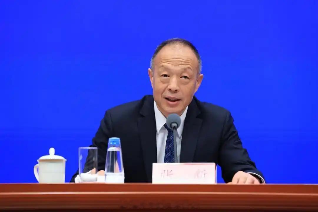#张新任中国羽毛球协会主席#张新，男，现任国家体育总局竞技体育司司长、中国羽毛球协会主席。张新曾担任