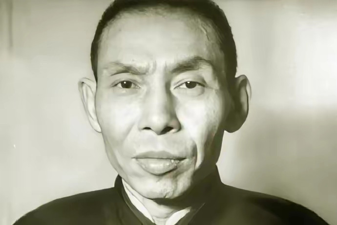 杜月笙逃到香港后身无分文，找曾受他恩惠的大亨求助，对方只端来一碗面，碗底藏着一张