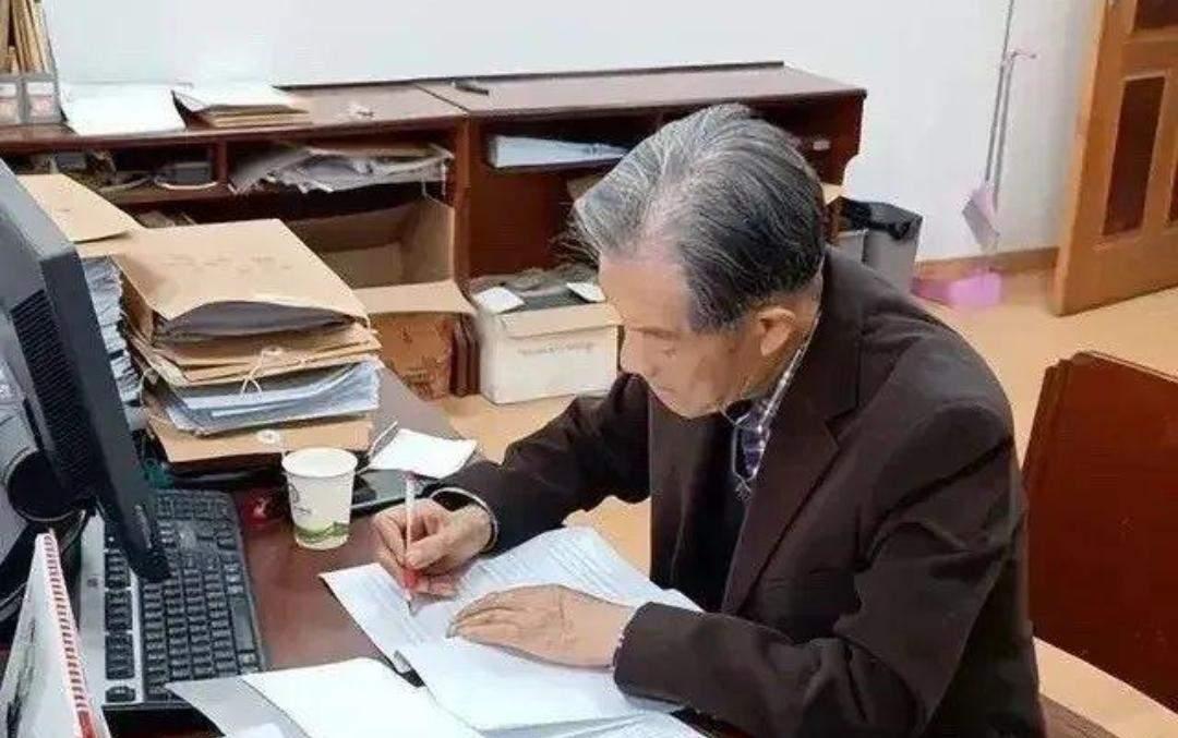 一位教了三十年的老教师，竟然因为处理学生打架被举报了。举报的理由是，处理不公。