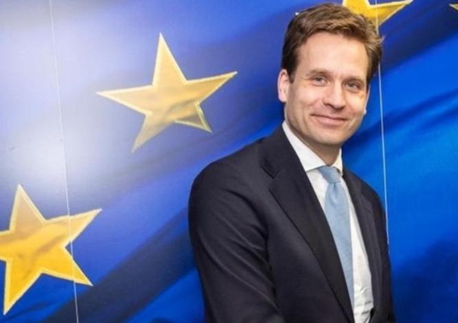 就在刚刚，荷兰公开羞辱中国。 荷兰经济事务大臣卡雷曼斯近日已经去信议会，内容