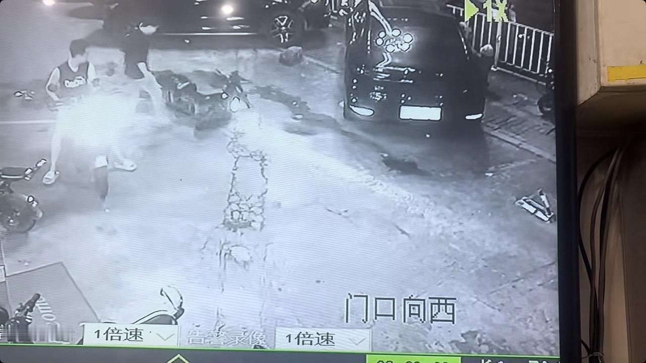 近日广东，凌晨3点多钟，一位小伙的电动车不慎摔倒，在去扶电动车时，扭到了油门，电