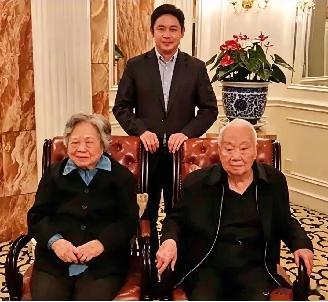 他曾任全国人大常委会委员长彭真的秘书，后来官至全国人大常委会副委员长，长期参与我