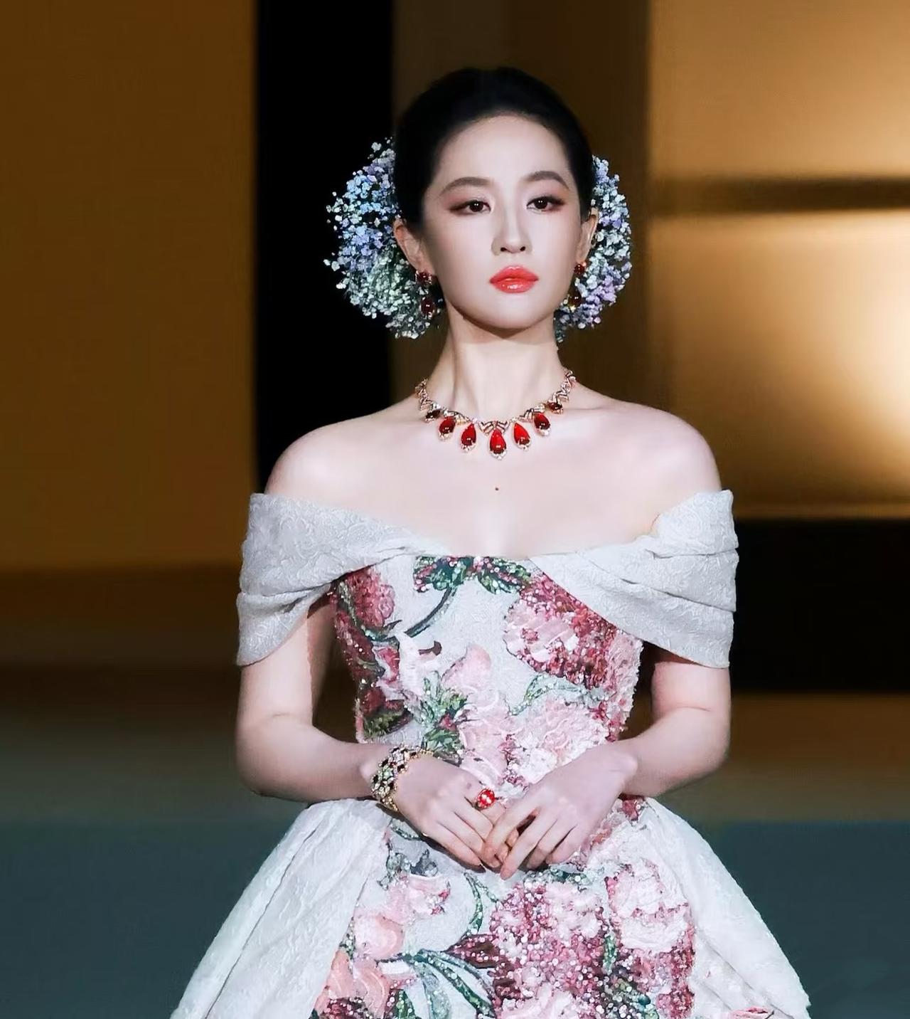 我敢打包票不仅刘亦菲造型师没想到就连刘亦菲恐怕也没有料到，非遗配饰会比奢华