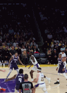 詹姆斯是真的老了！这样的底线突破，单手拉弓暴扣，詹姆斯生涯有太多次的表演了，