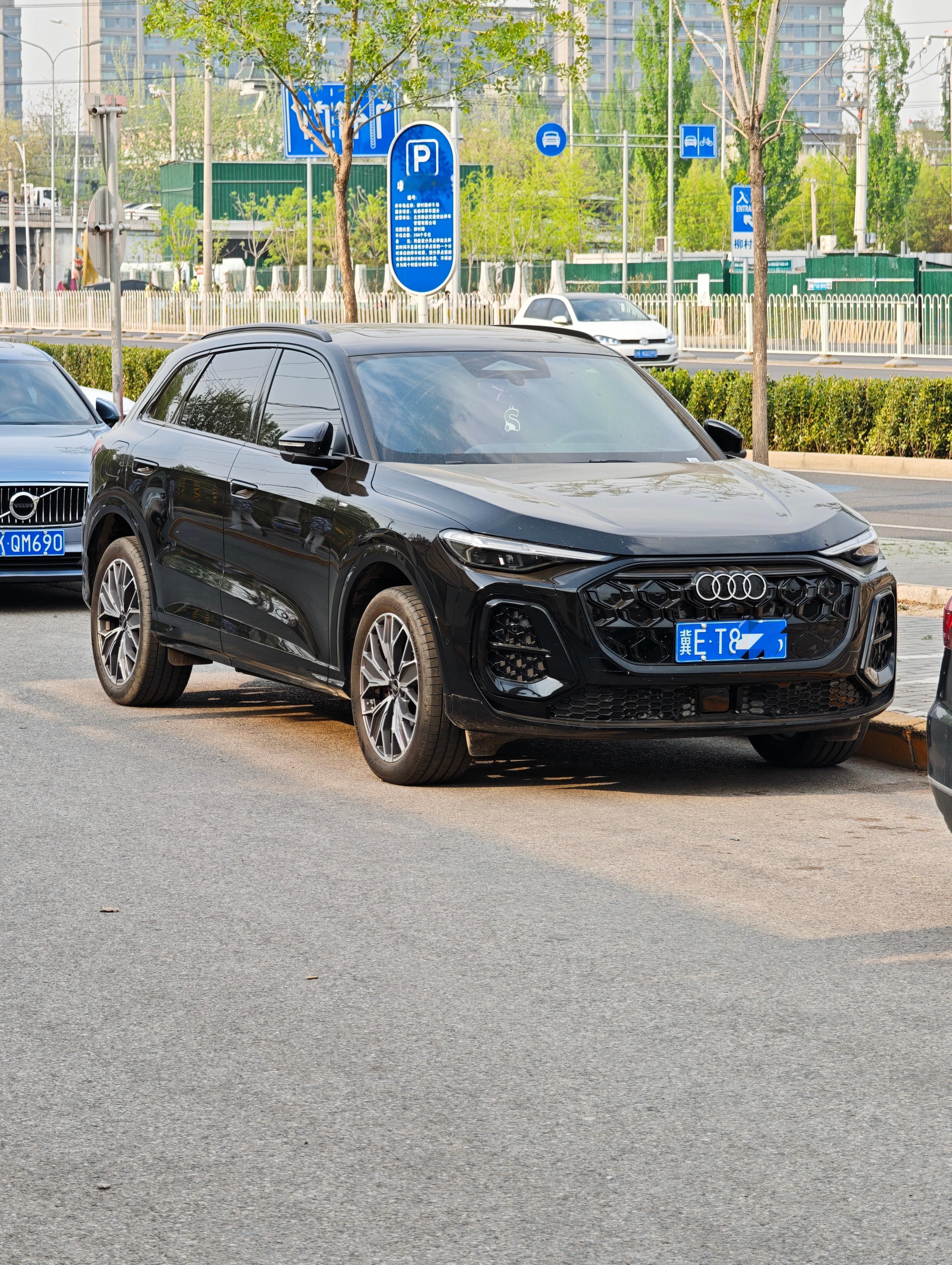 路遇全新奥迪Q5，不惊不喜，规规矩矩不犯错的设计，也挺好的～