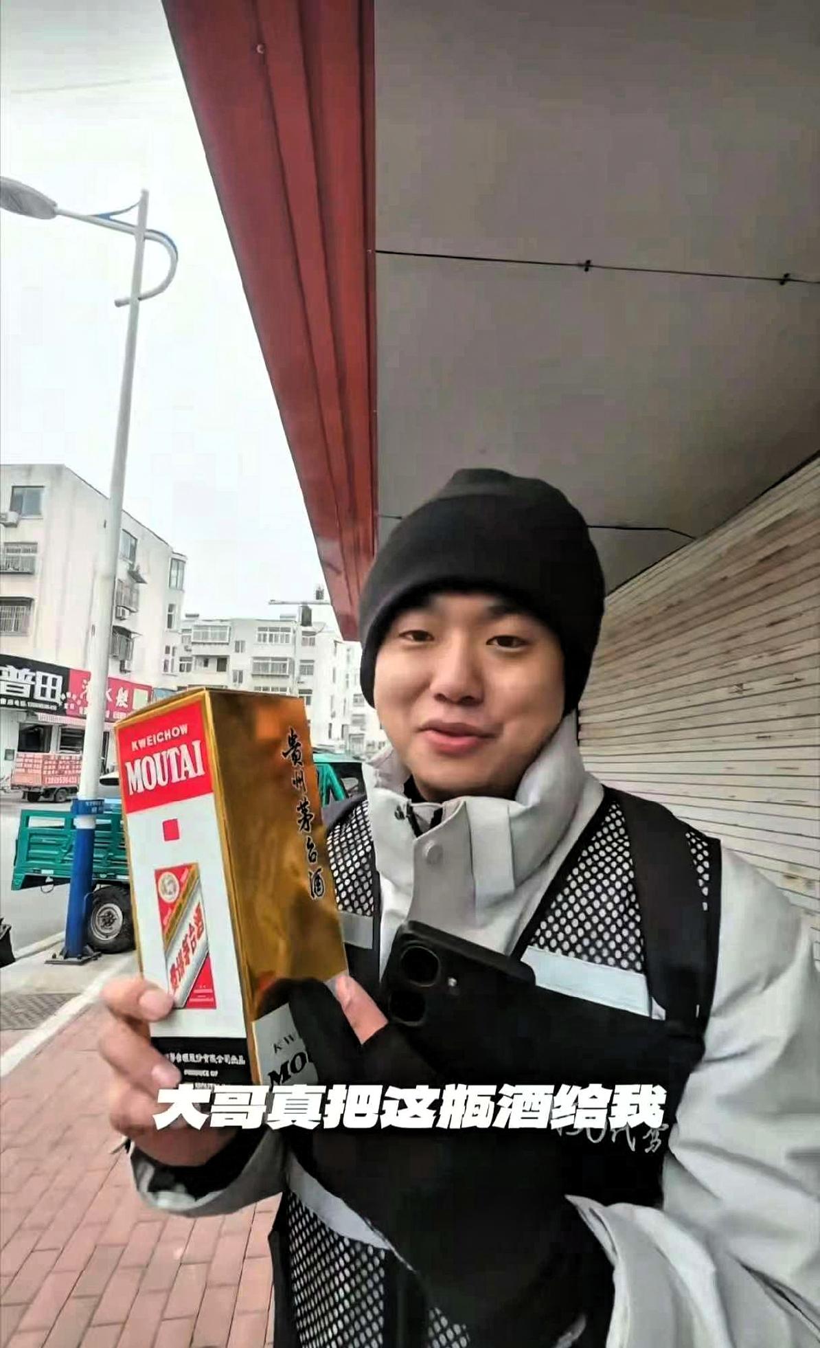 山东人太豪爽！1月24日晚，代驾小哥送酒后的车主到目的地，车主一句“代驾费不给你