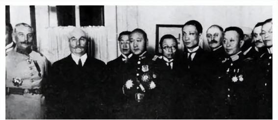 美国反华派曾经认为，中国现政府跟清政府差不多，专制腐败，中国的所谓辉煌都是吹出来