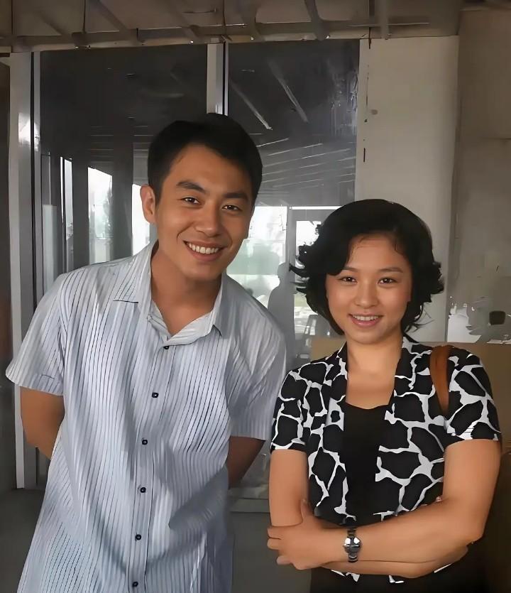 左边的是大帅哥朱亚文，右边这位美女是谁？长相甜美，气质不凡！乌黑的卷发，身穿黑花