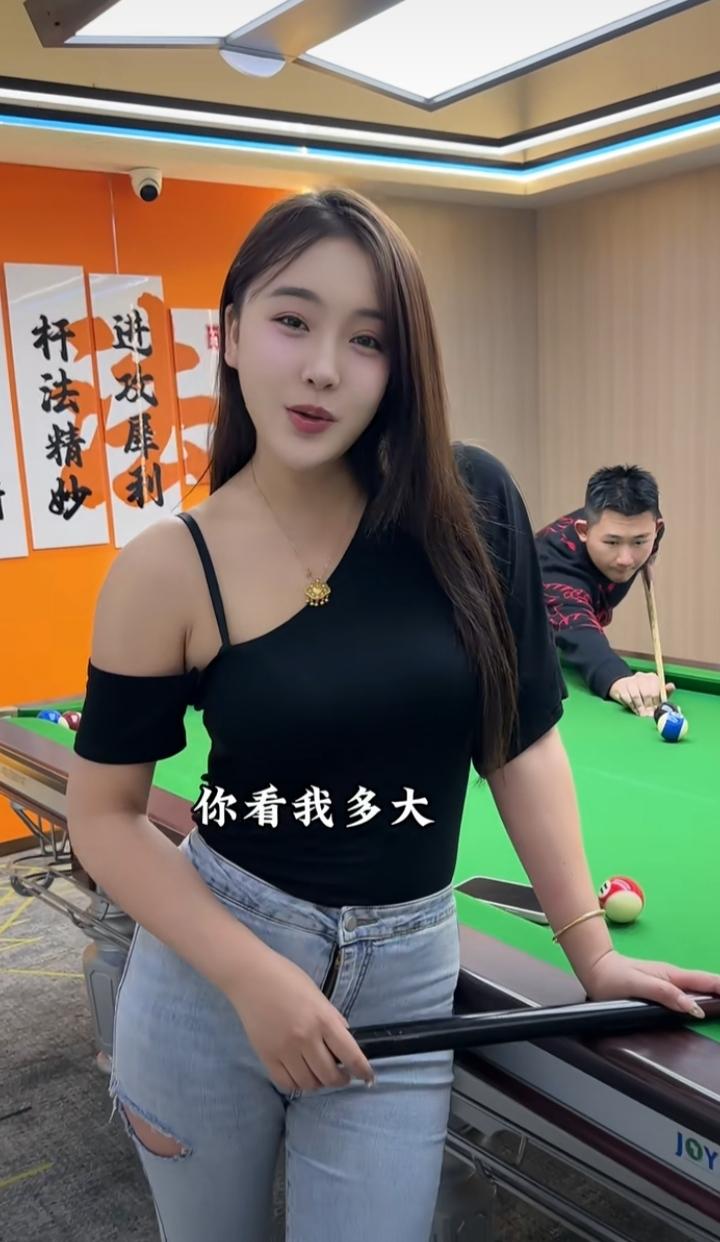 有个哥们第一次去相亲就惨遭淘汰，遇到个脾气大的相亲女。她们约定在台球室见面，女的