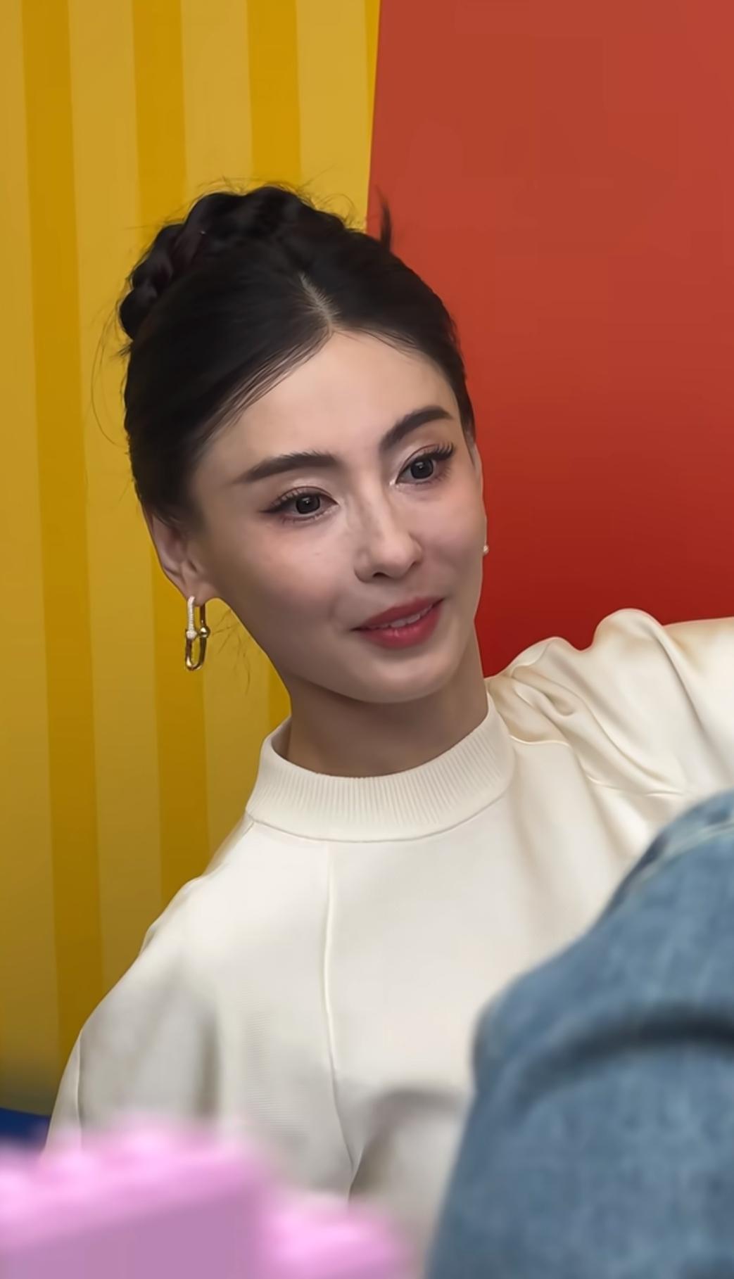 无美颜无滤镜下的张柏芝，这状态也太能打了吧！随便往那儿一坐，五官还是跟年轻时一样