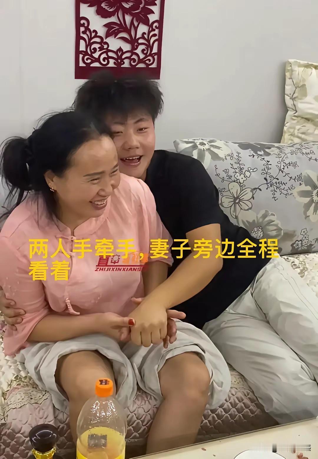 这小伙好像并没有喝多，只是酒壮英雄胆，借着酒劲，把身子靠在了岳母大人的身上，拉住