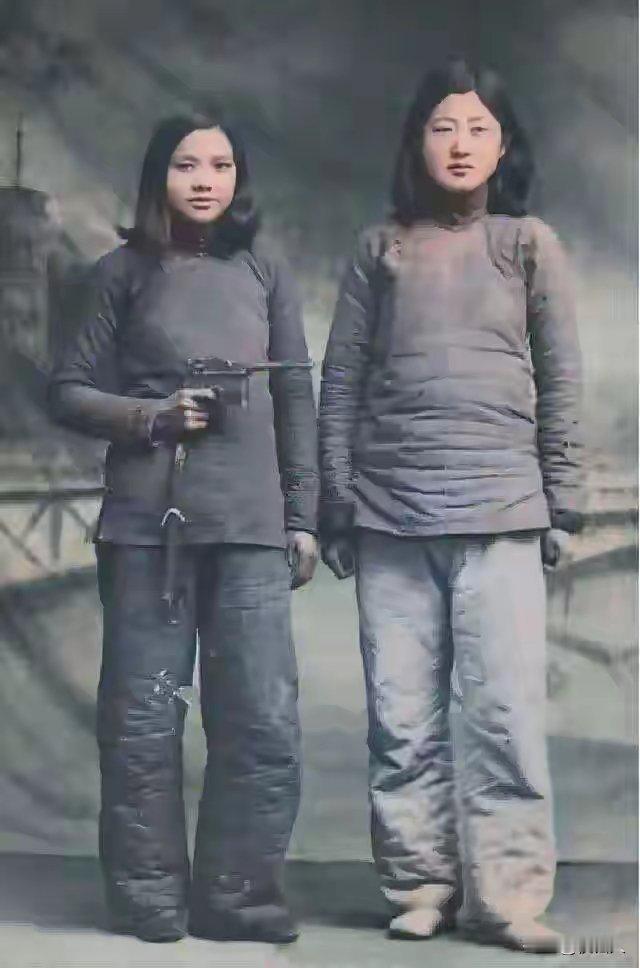 抗战时期真实的女八路军，左边这位拿着的枪叫什么来着