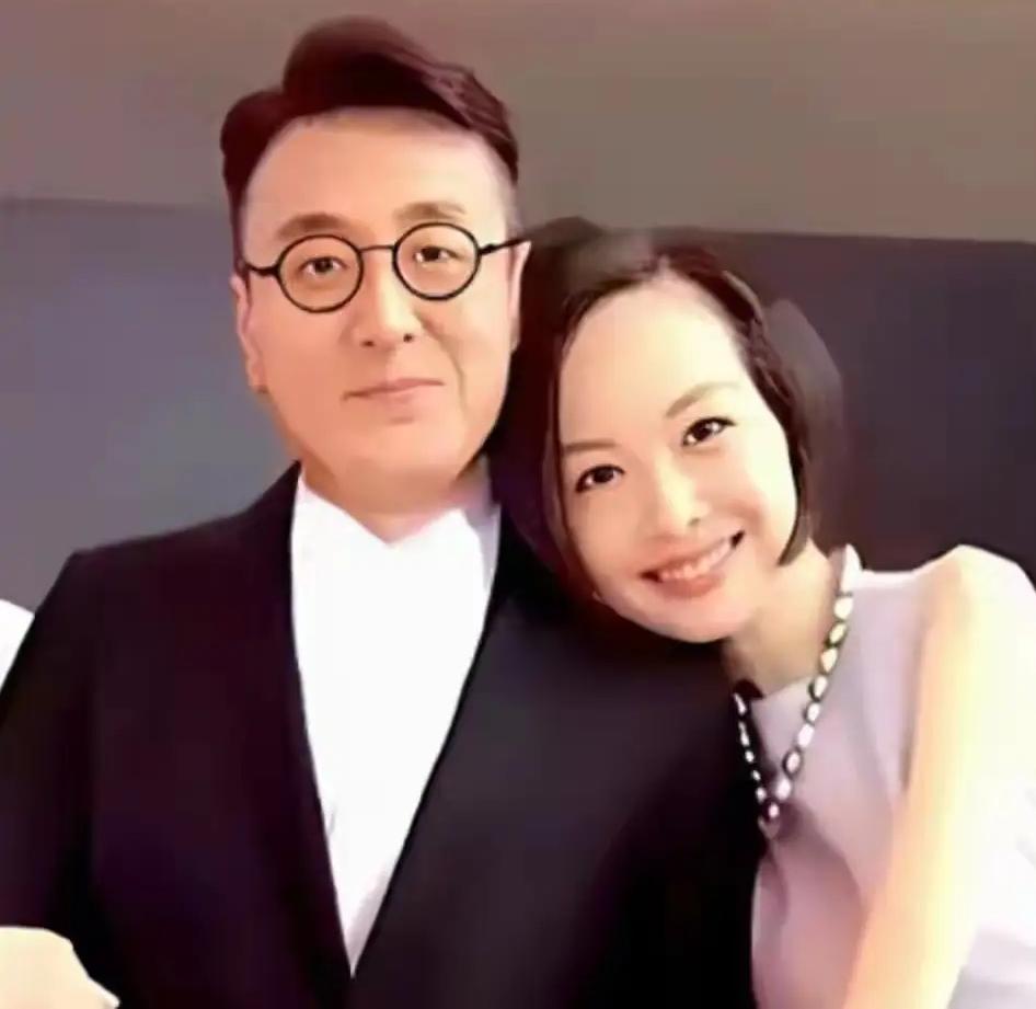 主持人窦文涛说：“我从来不炫富，唯一一次炫富是跟我爸。我把我爸接来跟我一起住