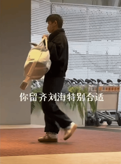 3.7日，莎莎到达北京机场，这一身打扮超级漂亮。国乒今天一早到达机场，一起出发