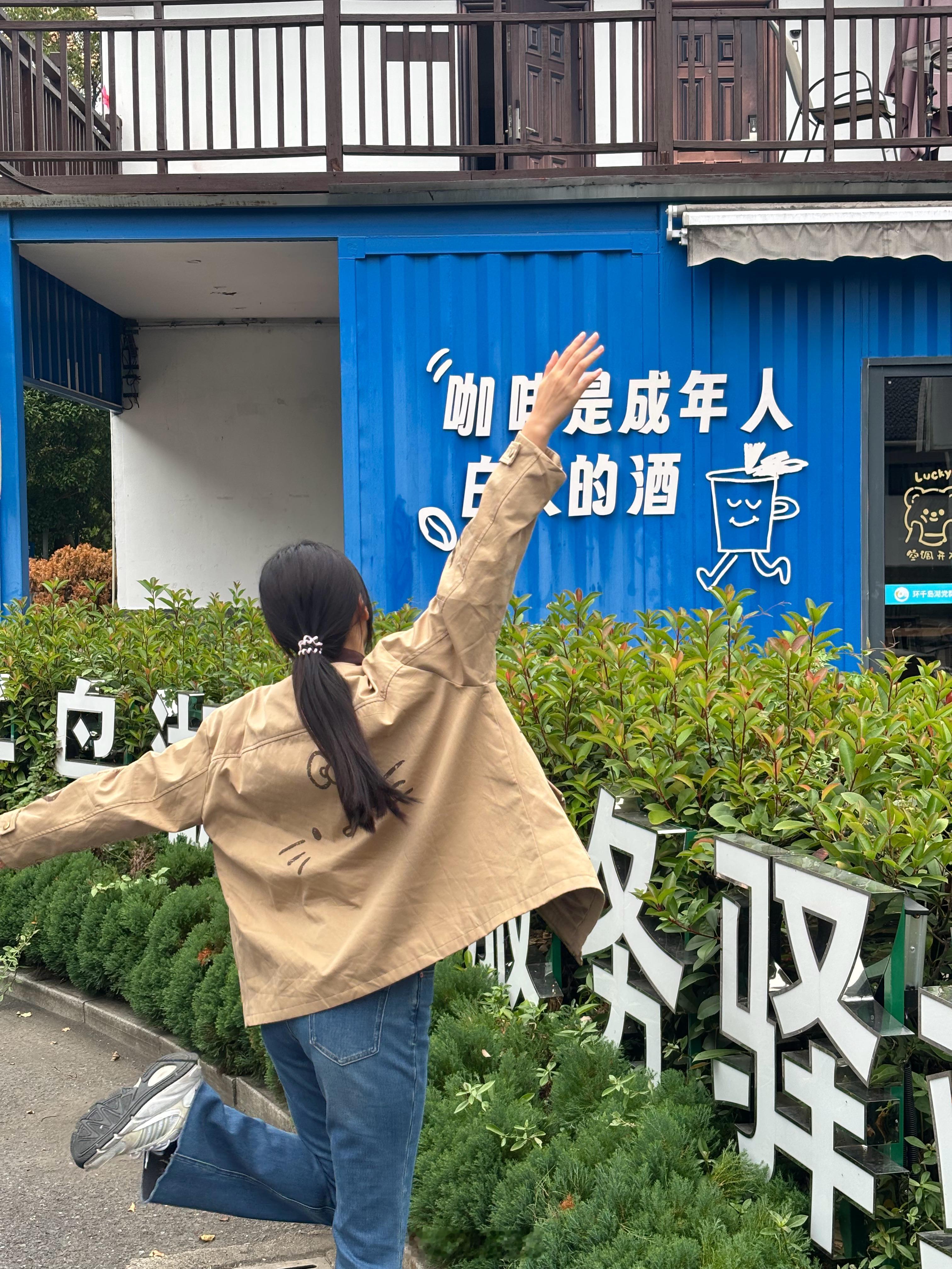 一大早闪现千岛湖，这个季节真的很舒服，开车跑跑山​​​