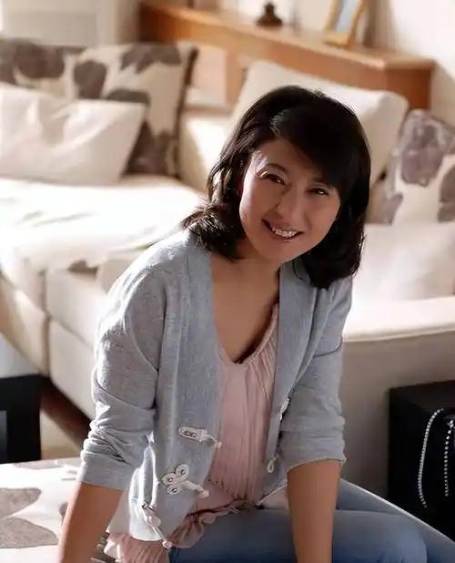 闫学晶可能被冤枉了！闫学晶关于“哭穷”完整视频曝光后，评论区风评来了一个一百八