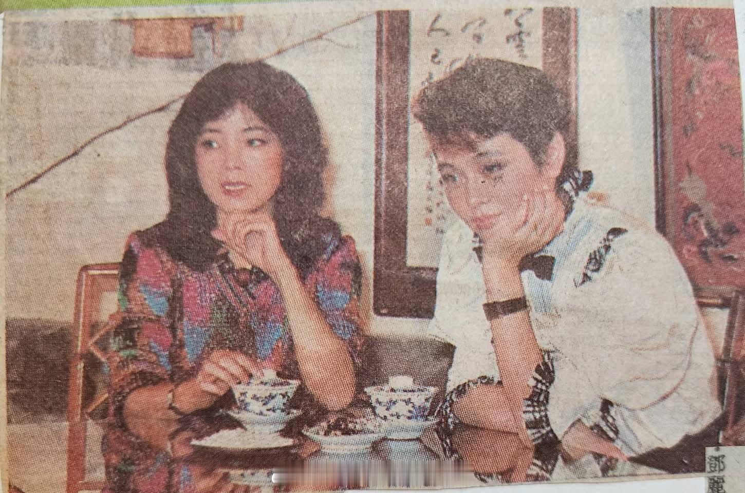 1987年3月26日，小邓做榜样，崔姬要读书。（联合报）（FB）邓丽君